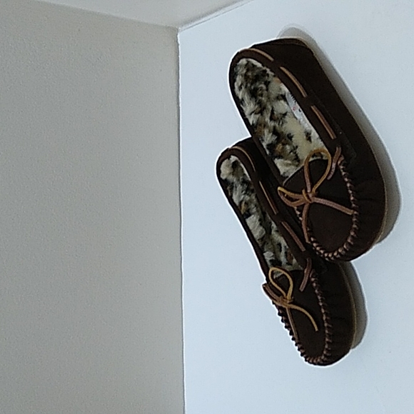 Minnetonka Women's Britt Trapper Brown Slippers - Picture 1 of 7